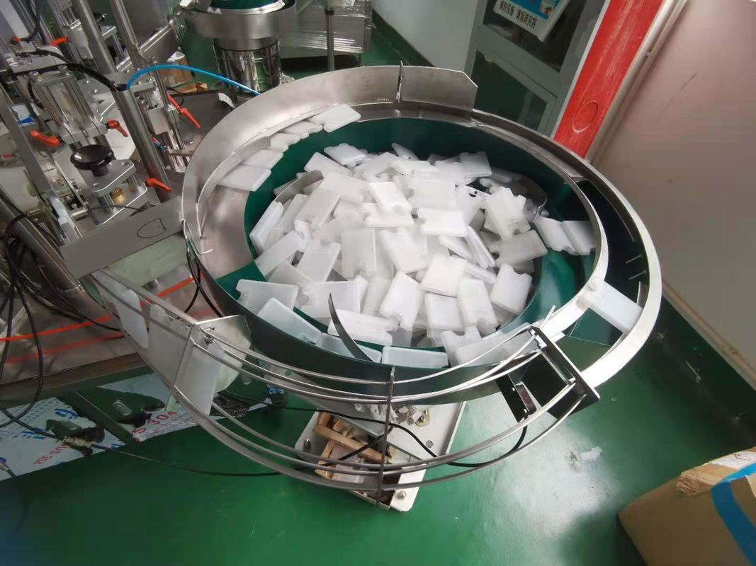 ポケットカード香水瓶モノブロック充填キャッピングマシン 1500BPH 自動タイプ